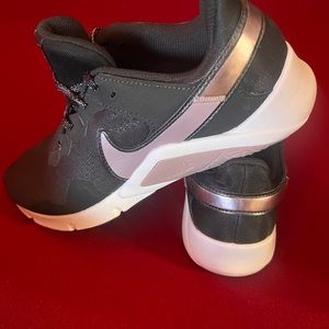Nike Legend Essential 2 Premium
Women's Training Shoes
